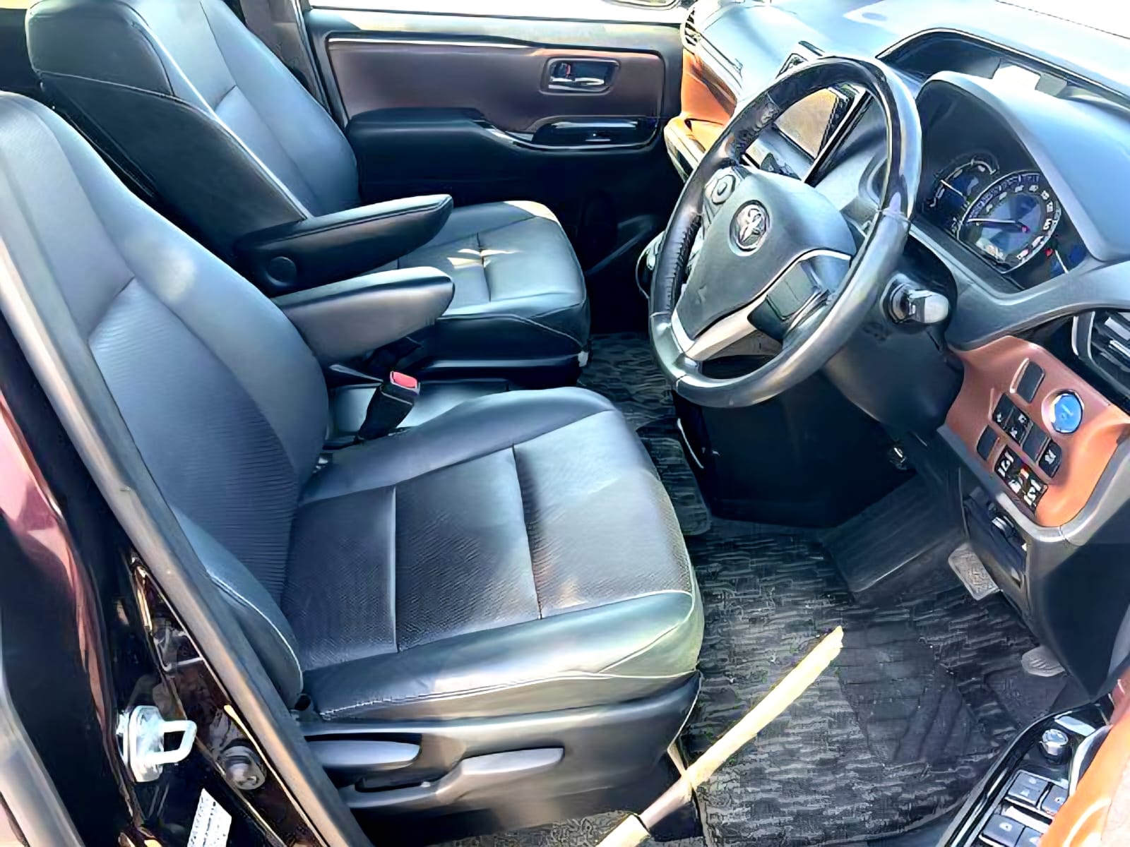 TOYOTA ESQUIRE GI  HYBRIDE WINE PURPLE 2020 MODEL
