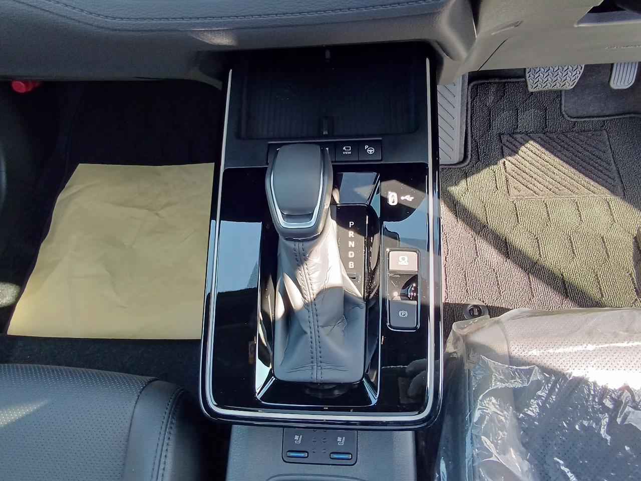 TOYOTA COROLLA CROSS Z LEATHER 2026 MODEL PEARL COLOR